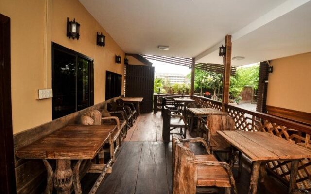 Khum Klao Teak Hut Resort