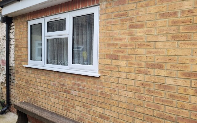 Lovely 2-bed Fully Refurbished House in London