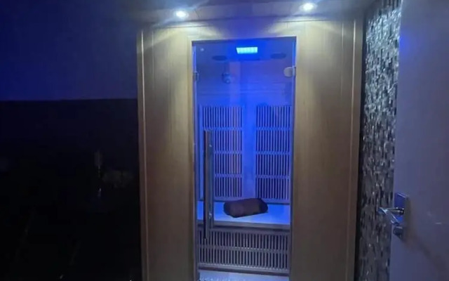 London Luxury Apartments with Jacuzzi Hot tub & Sauna