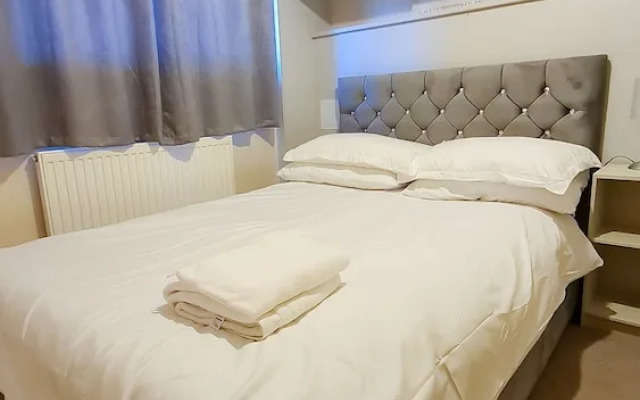 Room in Guest Room - Cosy Double Private Bedroom 2-3