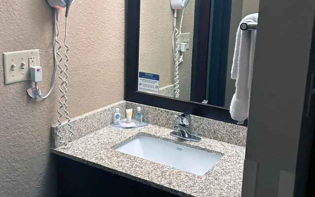 Comfort Inn & Suites Evansville Airport
