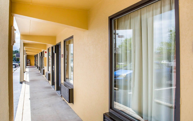 Econo Lodge North