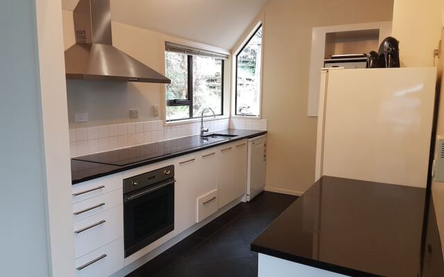 Queenstown Lakeview Holiday Home