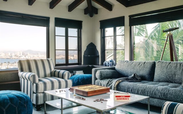 Frida by AvantStay | Sleeps 16! Prvt Estate w/ Tennis Ct & Mins to Beach!