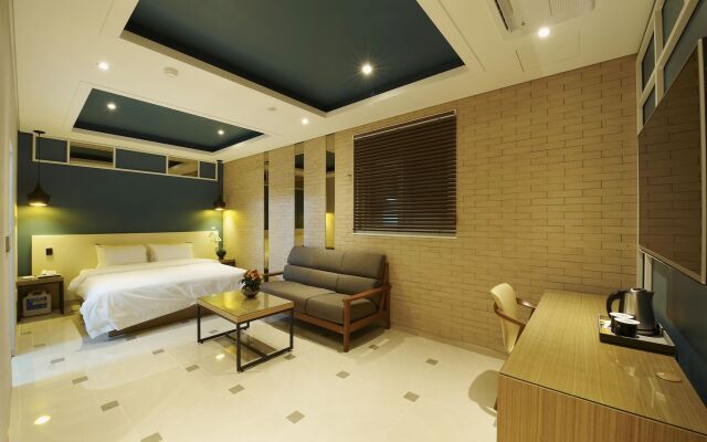 Hotel B