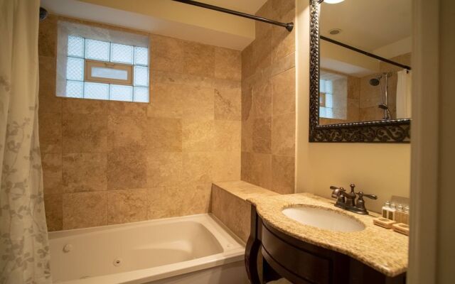 Old Town Suites Operated by Roscoe Village Guesthouse