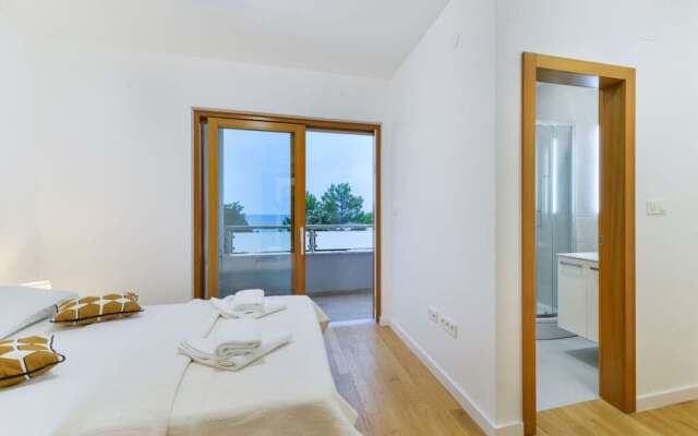 New Villa With Pool and Roof Terrace