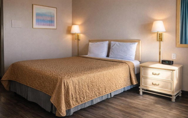 Tree Inn & Suites Albuquerque.