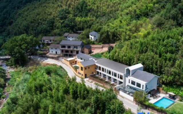 Qianlu Xiangju Hostel