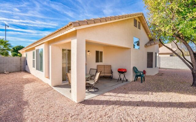 Cozy Hidden Gem - 3BR - 1Den w Backyard