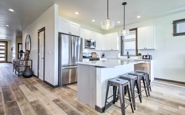 Modern Bozeman Family Townhome w/ Hot Tub!
