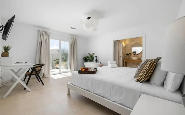 Beachfront Villa w Pool Sleeps 16 Dining Tub