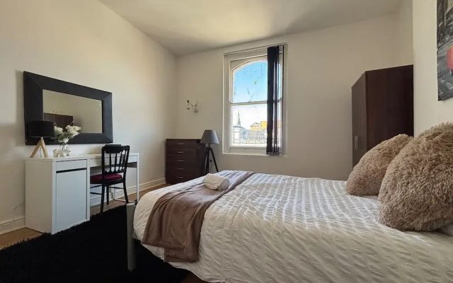4 Beds-sleeps 8-central-office Space