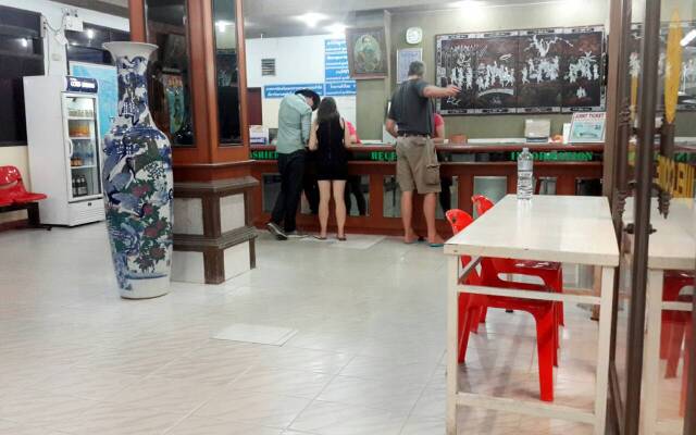 Thairungruang Backpackers Suratthani