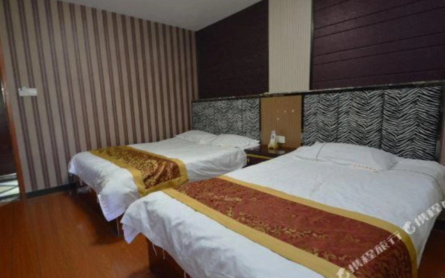 Lanwan Qingxiang Hotel (Fenghuang West Street Yunjin Road Subway Station)