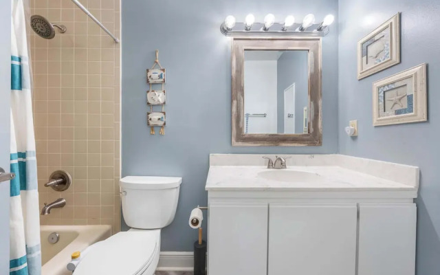 Treetop Beach Condo Sleeps 7!