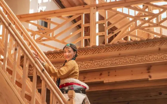 Renqing Cimu Mei Court