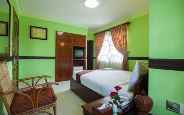 Long Live Hotel