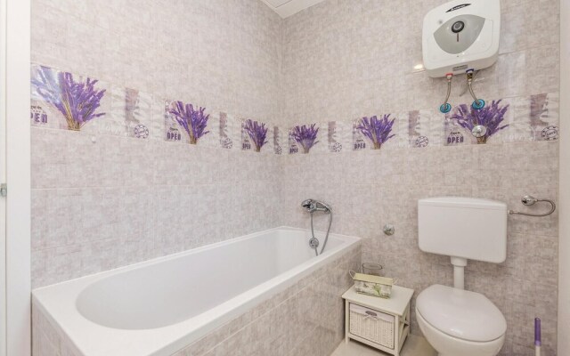 Beautiful apartment in Jablanac w/ 2 Bedrooms