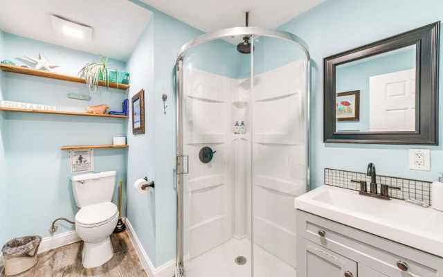 Backyard Hangouts: Bradenton Home Near Dining!