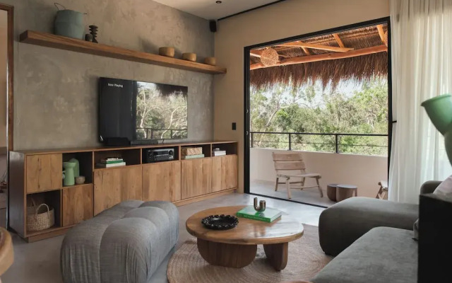 2BR Penthouse with Rooftop & Pool B5