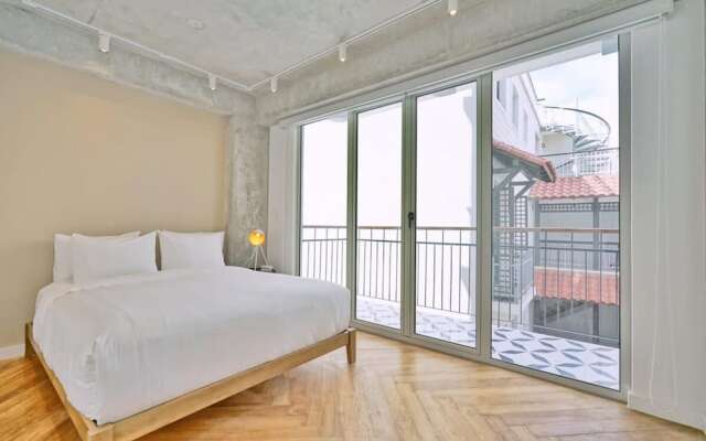 w Spectacular 2BR in Plaza Herrera