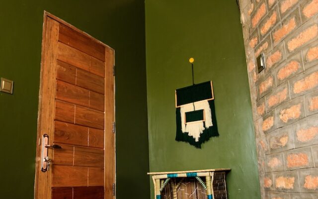 Apuuli Safaris & Cottages