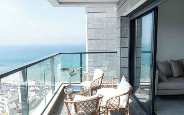 Sea Views & City Vibes on Sokolov