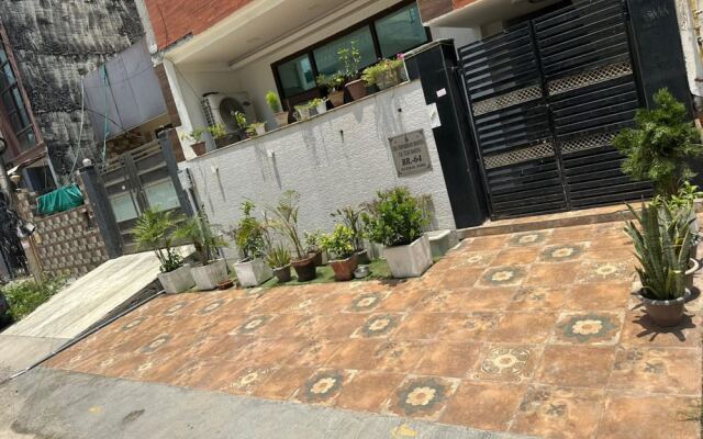 Goroomgo Omasha Residency Noida