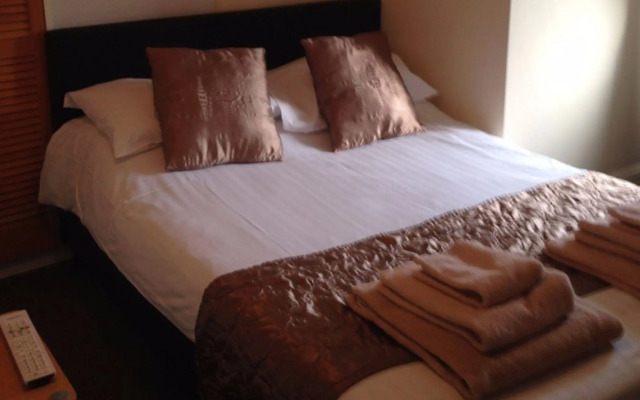 Spindrift Guest House - Adults Only