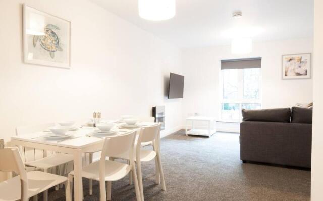 *NEW* Central Derby Apt, with Parking - Sleeps 6