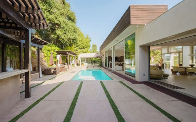 Zen Estate - Luxurious 5BR Beverly Hills Sanctuary With Pool & Canyon Views