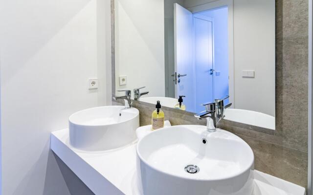 INF3- Luxury apartment close to all amenities.