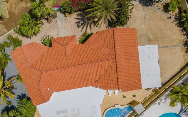 Cozy Central 4br3ba Home w Pvt Pool Largegarden
