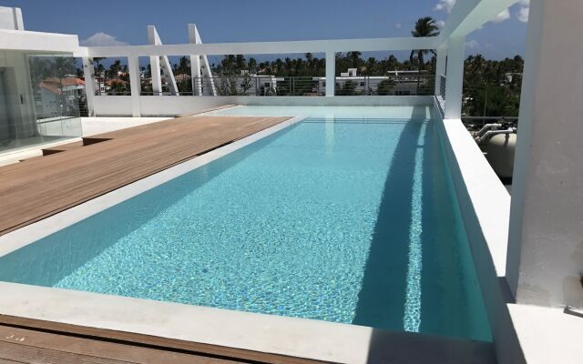 Ducassi Suites Rooftop Pool Beach Club & Spa