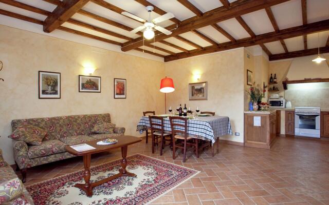 Spacious Cottage in Lucignano with Garden