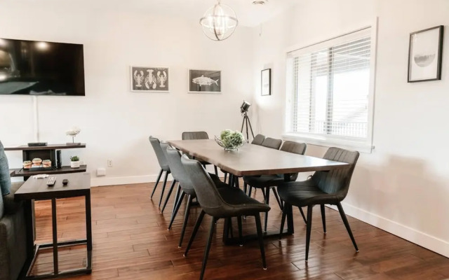 Lakefront Beachfront top Floor Condo w Pool