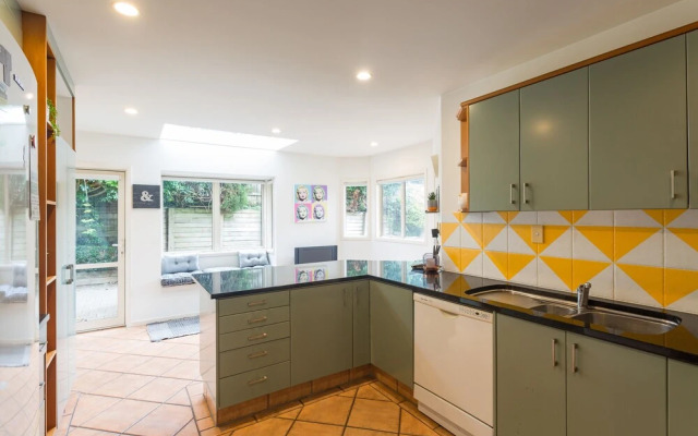 A colourful welcome to the bays and beaches