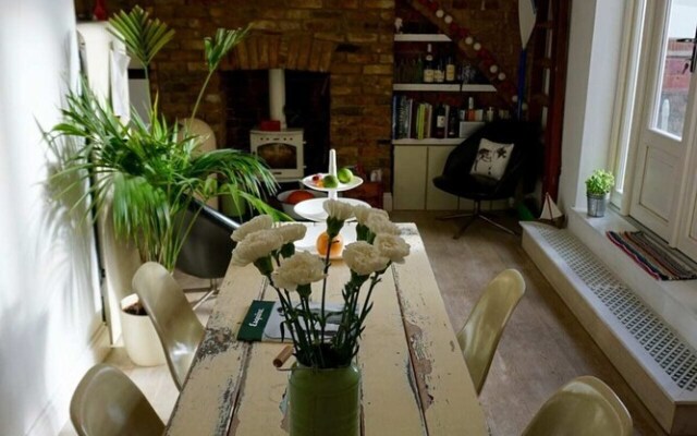 Beautiful Canalside 1-bedroom Flat With Terrace