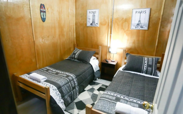 Hotel low cost y restaurant Colón