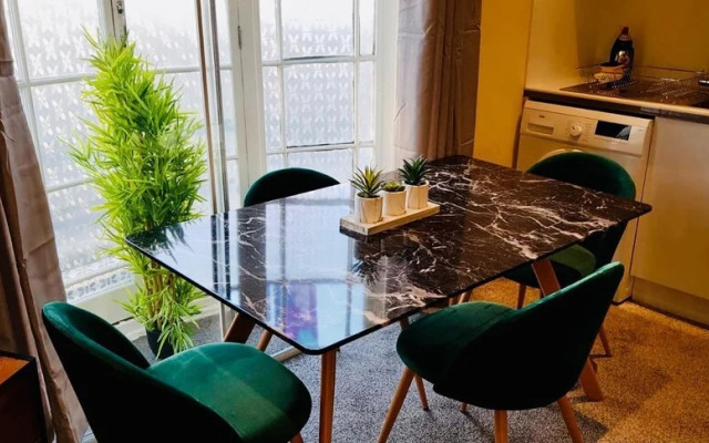 Three Bed Apt Beach View Brighton by Sojo Stay