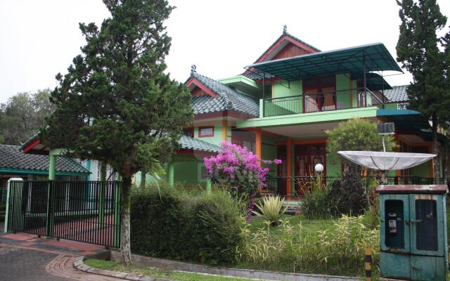 Villa Kota Bunga Camelia