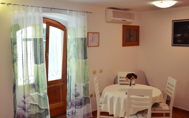 M & J Central Suites