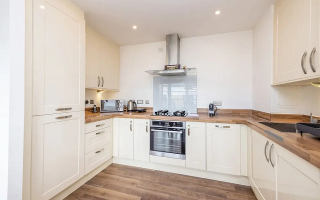 JOIVY Modern 2-Bedroom Flat Near Inverleith Park