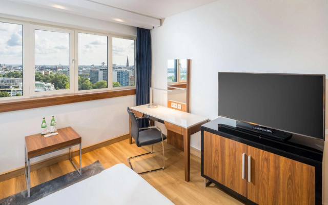 Radisson Blu Hotel, Hamburg - Image 6