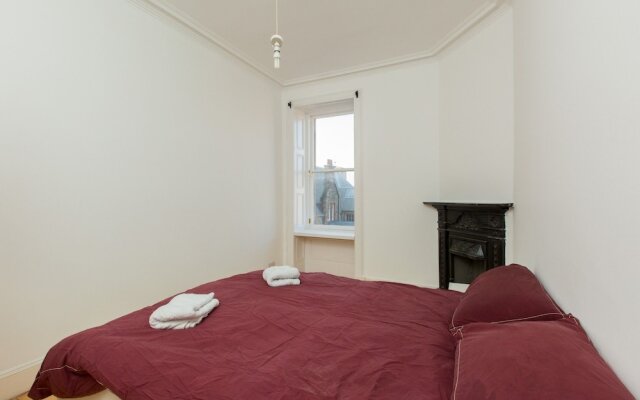 Spacious 1BR Flat With View in Edinburgh -sleeps 4