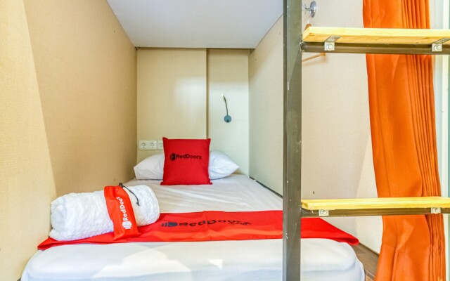 RedDoorz Hostel near Tugu Train Station