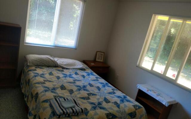 Lakeside Hostel & Guest House