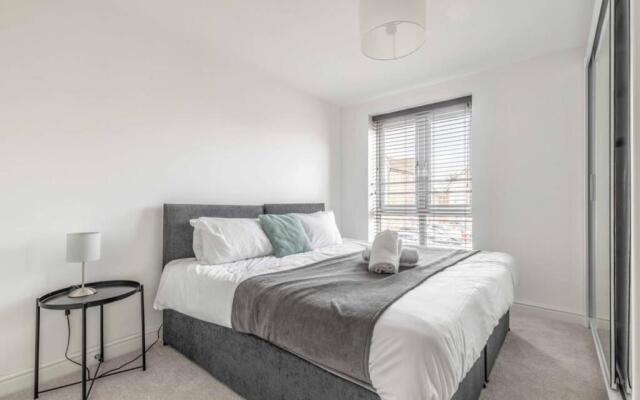 2 Bed & 2 Bath Cosy Apartment Slough- Free Parking