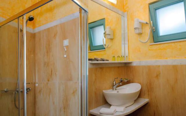 999 Luxury Hotel